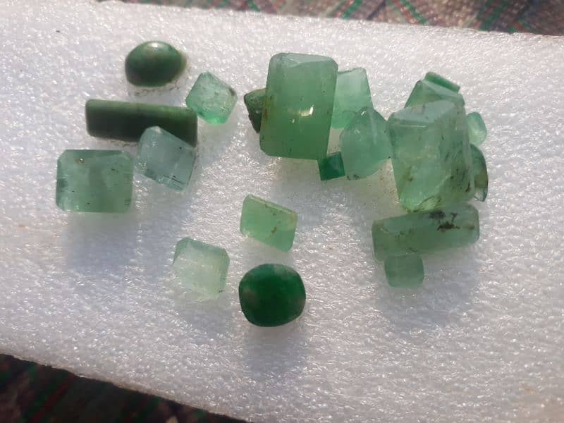 gemstone Emerald natural beautiful colour Afghanistan 7