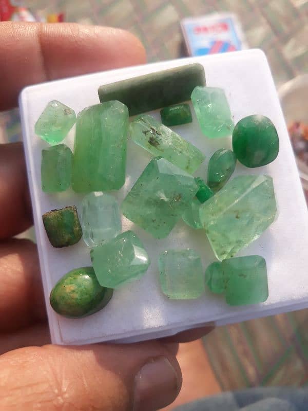 gemstone Emerald natural beautiful colour Afghanistan 11