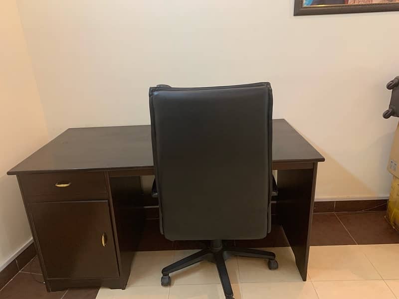 Office table and office chair 3