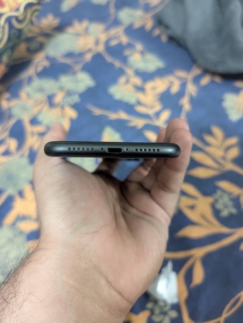 Apple iPhone 11 64GB PTA Approved. 4