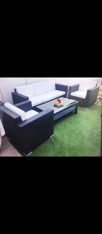 sofa cushan karigar ki zarorat he what'sapp 03005598654 6