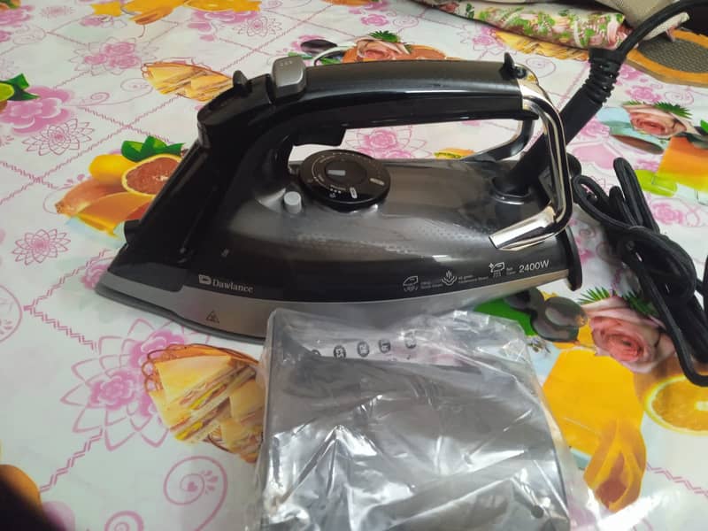 DWSI 8000 Steam Pro Steam Iron 1