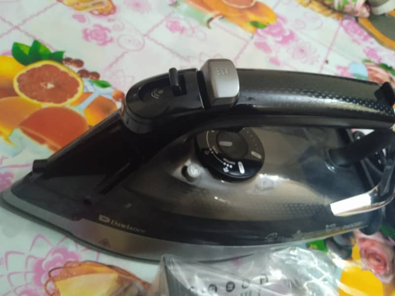 DWSI 8000 Steam Pro Steam Iron 4