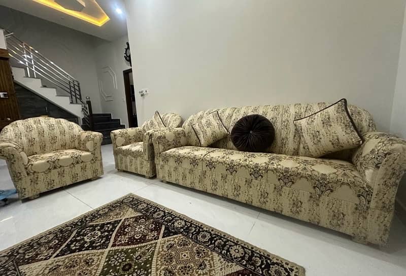 5-seater sofa set in excellent condition 3