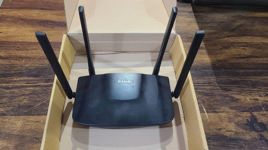 Dlink DIR-825M Wireless AC 1200 Dual Band Gigabit Router Branded used 6