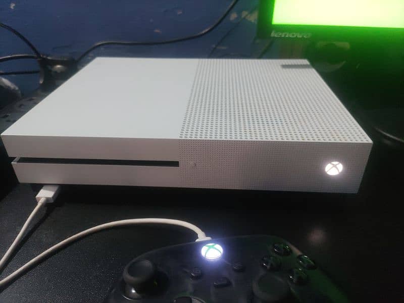 Xbox One S 1TB 1