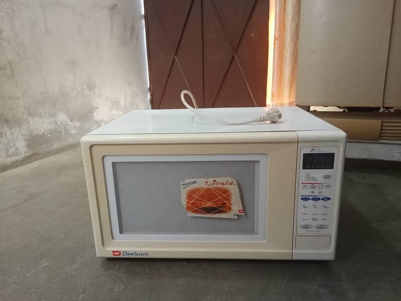 White Dawnlance  micro oven 10/10 condition and Imported 0