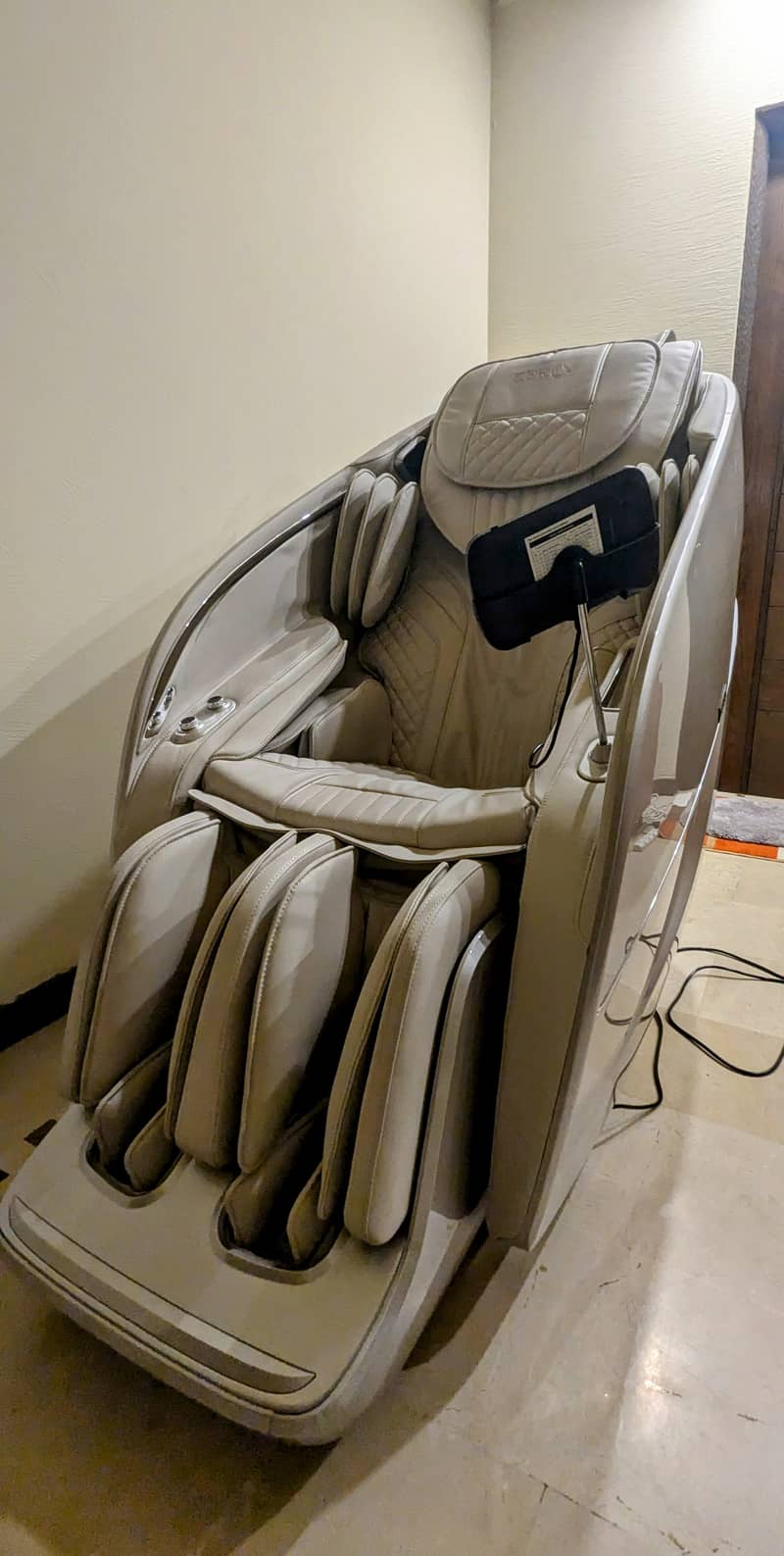 Zero U Space Massaging Chair 1