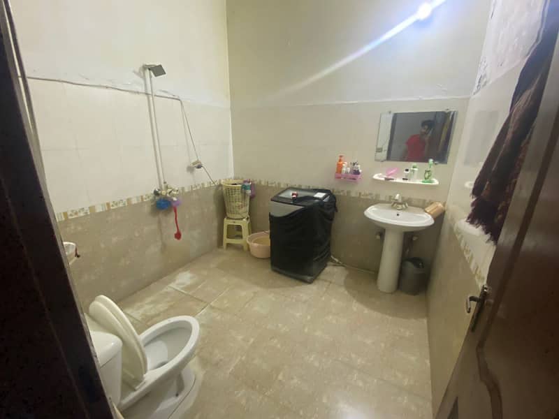 1 KANAL BEAUTIFUL UPPER PORTION AVAILABLE FOR RENT IN UET 1