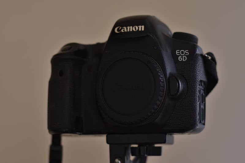 Canon 6D with Complete box, CD and Manual. 1