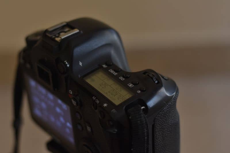 Canon 6D with Complete box, CD and Manual. 8