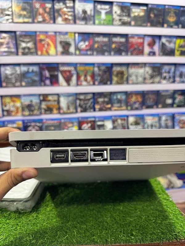 PS4 Slim (500GB) Glacier White 3