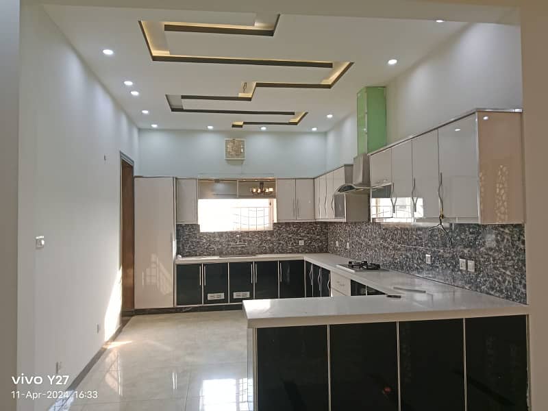 1 Kanal Elegant Full House Available for Rent 7