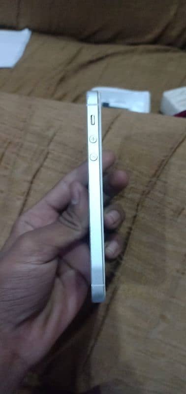 iphone 5 SE  pta approved 4