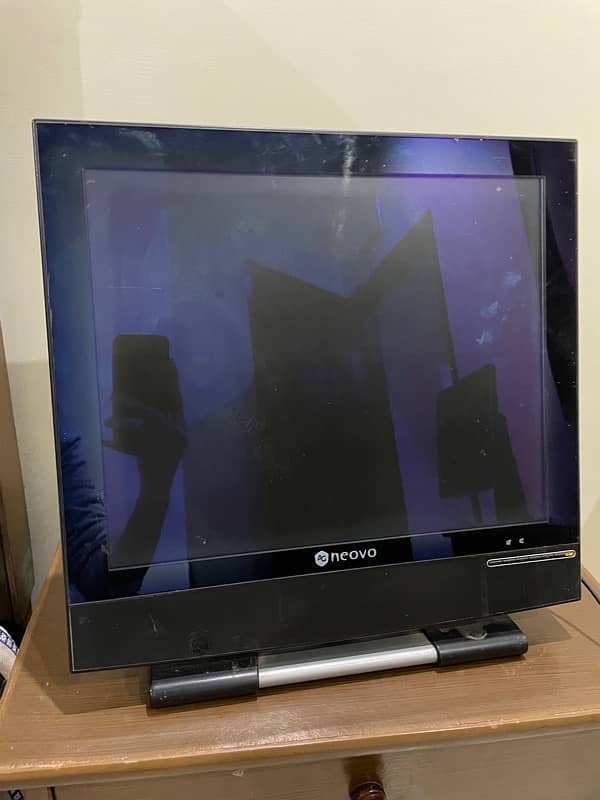 2 lcd screens in working condition 1