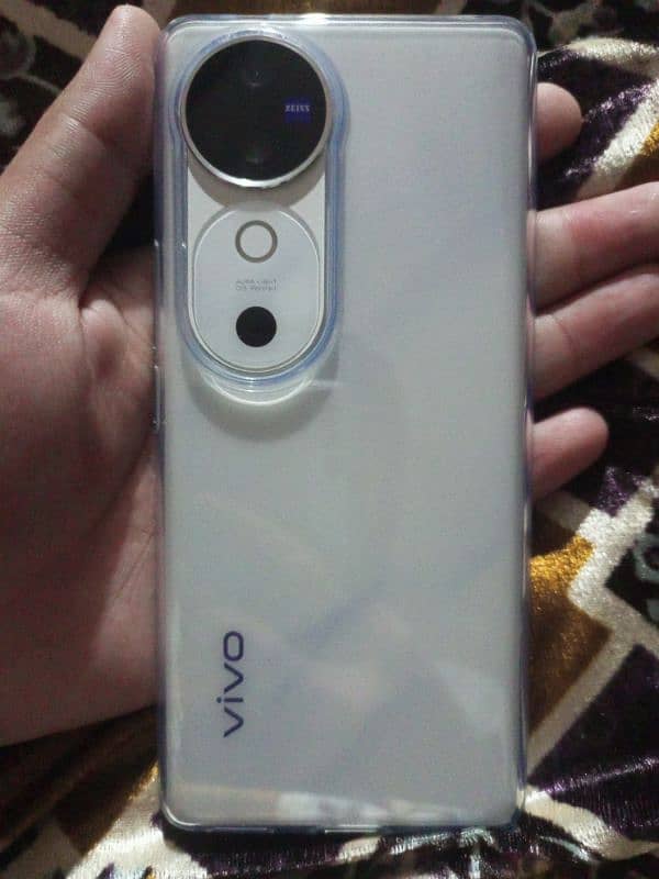 Vivo v40  - brand new - only box open - 1 day use for camera testing 0