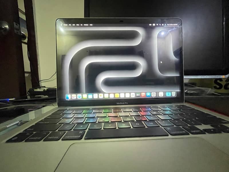 MacBook pro M1  8gb 512gb touch bar touch id  free typeC hub 1