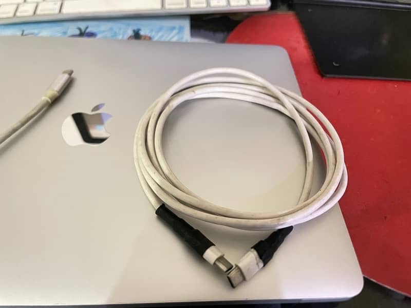 MacBook pro M1  8gb 512gb touch bar touch id  free typeC hub 2