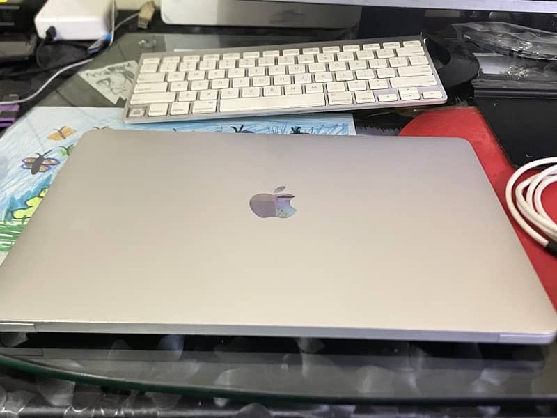 MacBook pro M1  8gb 512gb touch bar touch id  free typeC hub 3