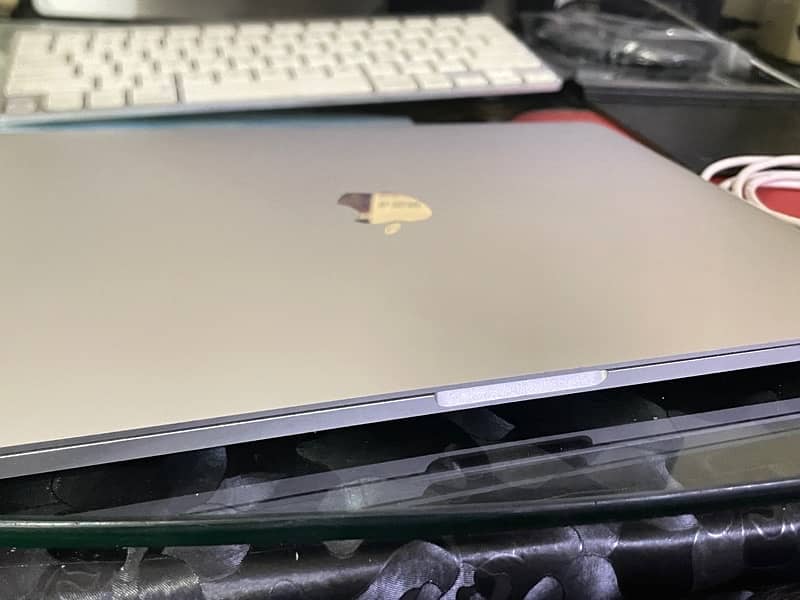 MacBook pro M1  8gb 512gb touch bar touch id  free typeC hub 4