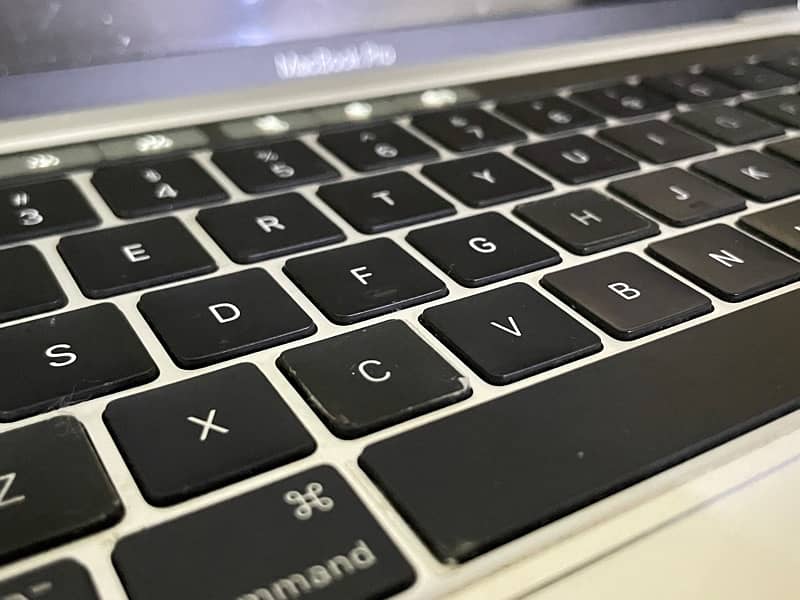 MacBook pro M1  8gb 512gb touch bar touch id  free typeC hub 6