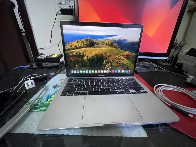 MacBook pro M1  8gb 512gb touch bar touch id  free typeC hub 8