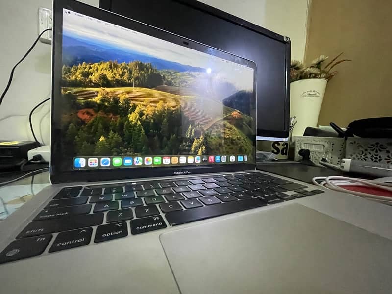 MacBook pro M1  8gb 512gb touch bar touch id  free typeC hub 9