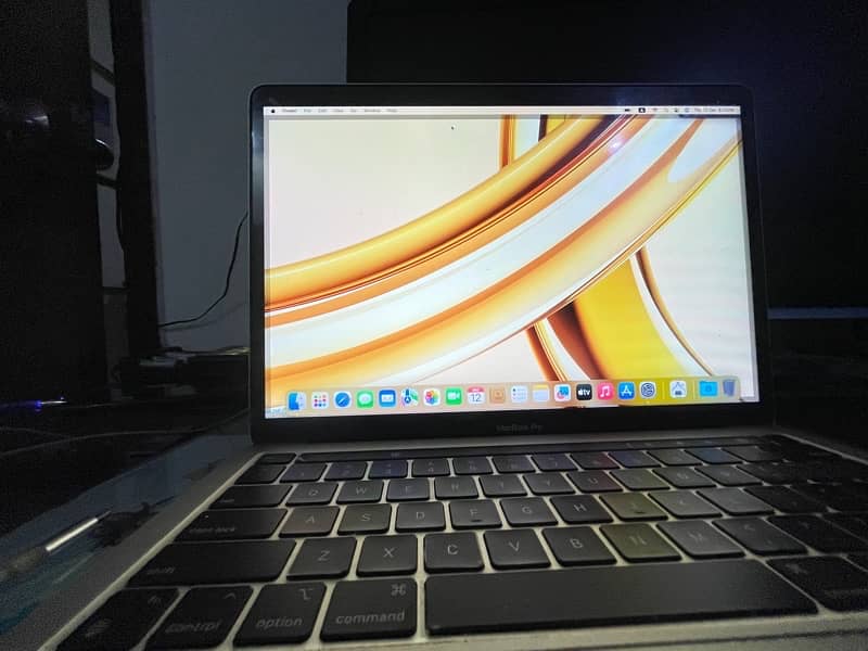 MacBook pro M1  8gb 512gb touch bar touch id  free typeC hub 16