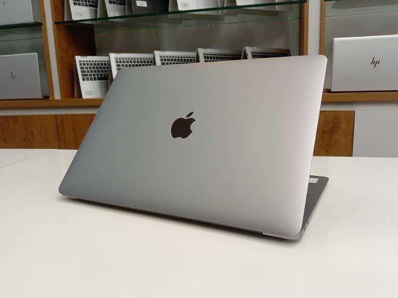 MACBOOK AIR 2018 !! 13-INCH !! 8 GB RAM !! 256 GB SSD 3