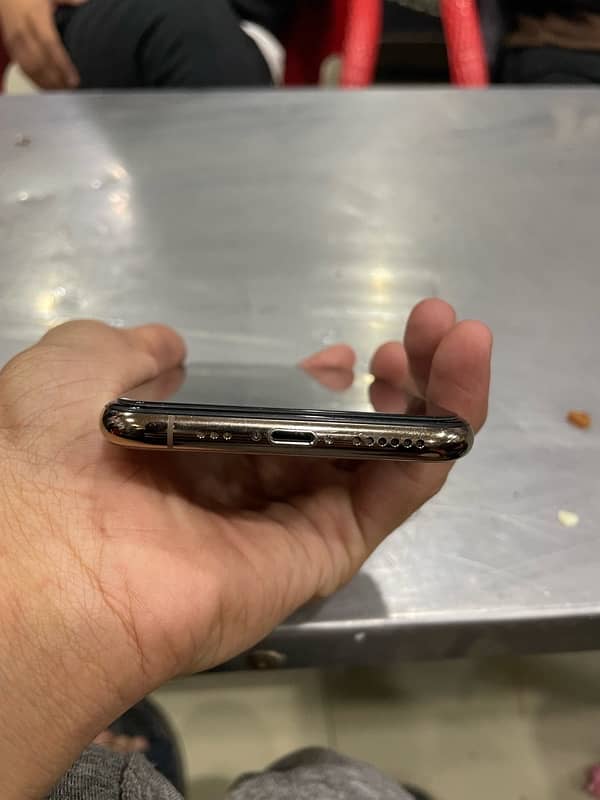 Iphone xs  10/10 condition 0