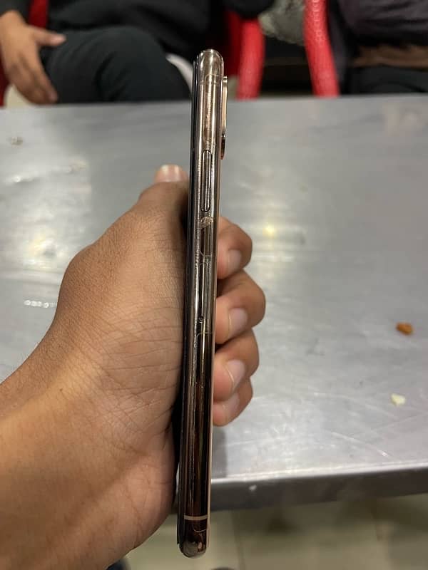 Iphone xs  10/10 condition 2