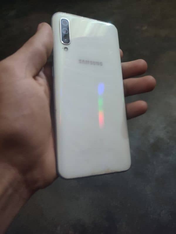 selling samsung a50 good condition 1