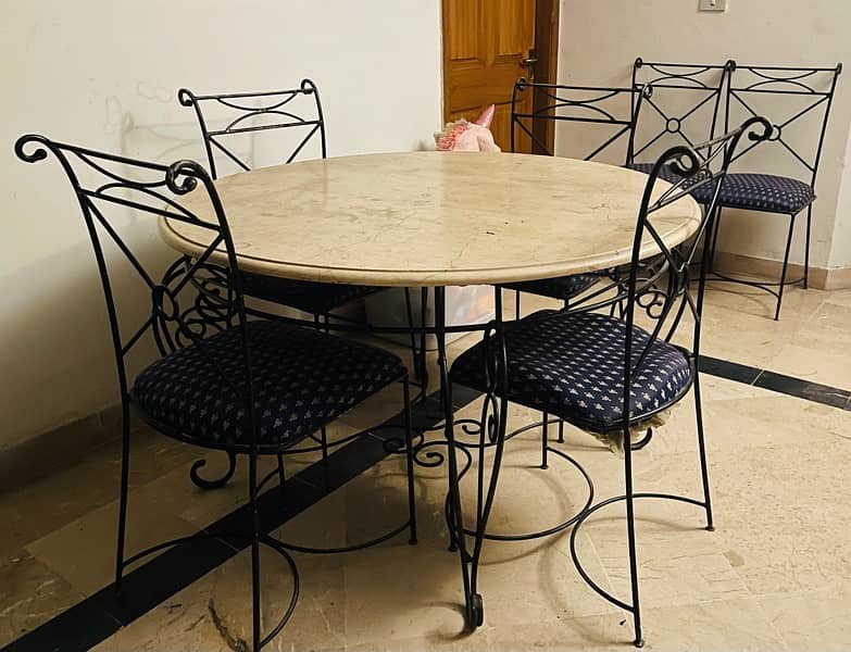 dinning table with six chairs 0