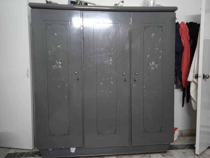 3 Doors Wardrobe/Closet for sale 0