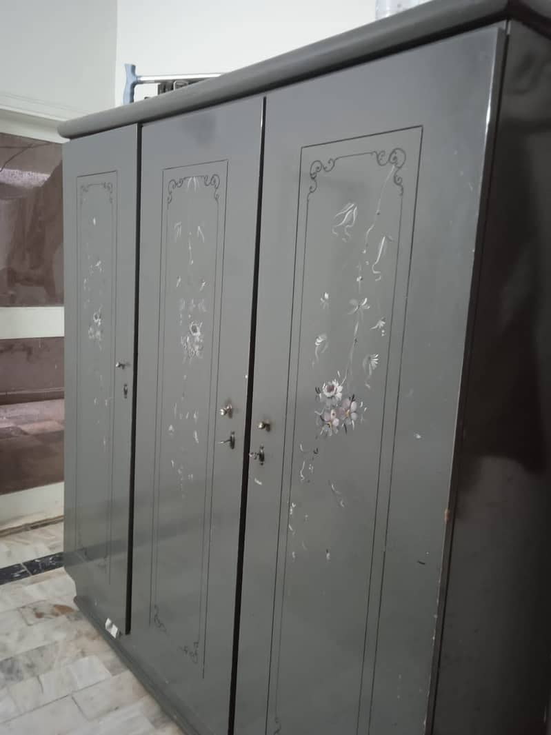 3 Doors Wardrobe/Closet for sale 2