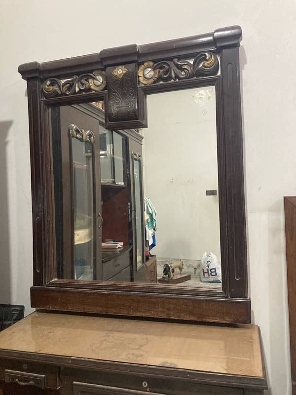 dressing table with mirror 3’x4’ 0