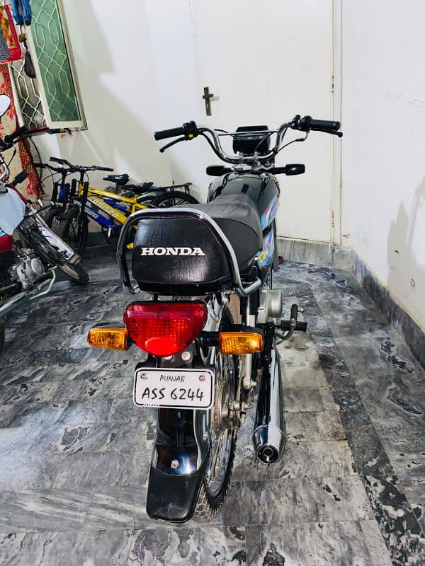 Honda cd 70 in Black color Total Genuine 8