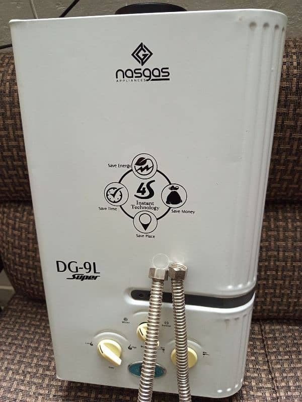 Nas gas 9 litre instant geyser with pipes. 6