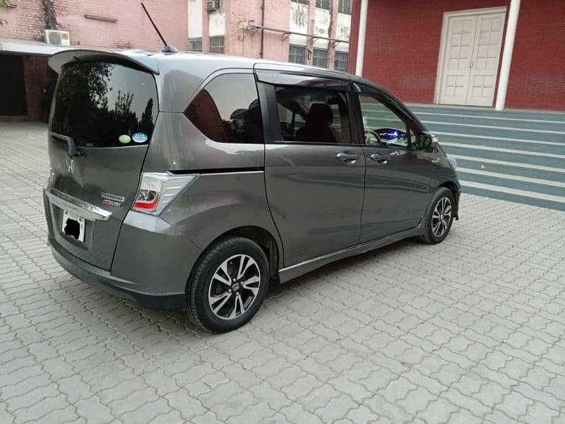 Honda Freed Hybrid 6