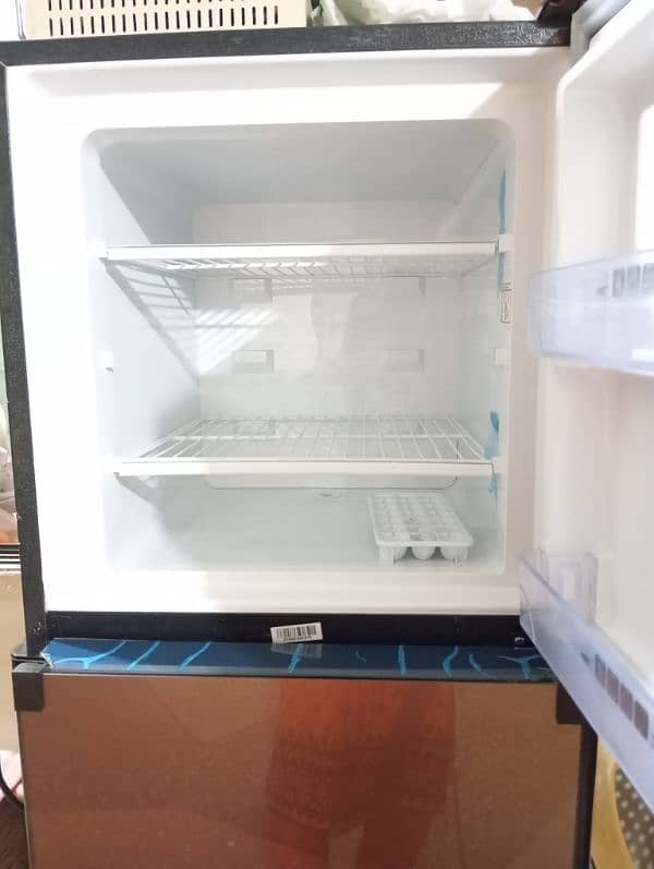 Dawlance Mirror Glass Fridge in new Condition,  Model No 9150LFGD 5