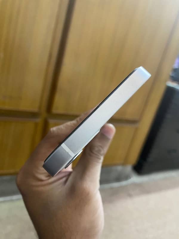 Iphone 12 white Pta Approved 4