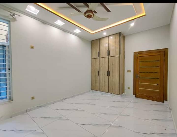 Rawalpindi Bahria Town phase7 10 Marla beautiful upper protion for rent 4