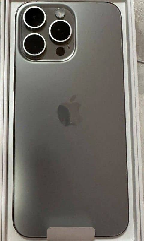 iPhone 15 Pro Max 12