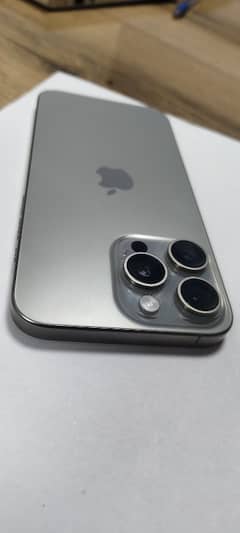 iphone 15 pro max  (256) natural titanium