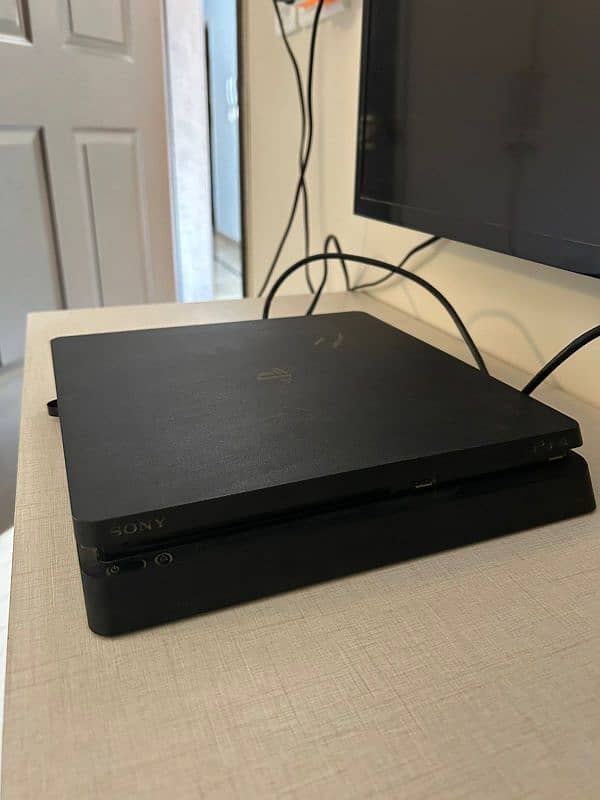 PS4 Slim 10/10 condition 2