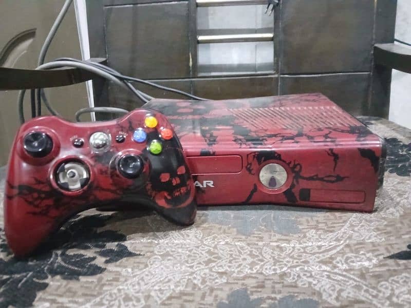 Xbox 360 S Gears of War Special Edition 1