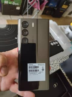 ZTE Axon 40 Ultra 18 GB ram 1TB room