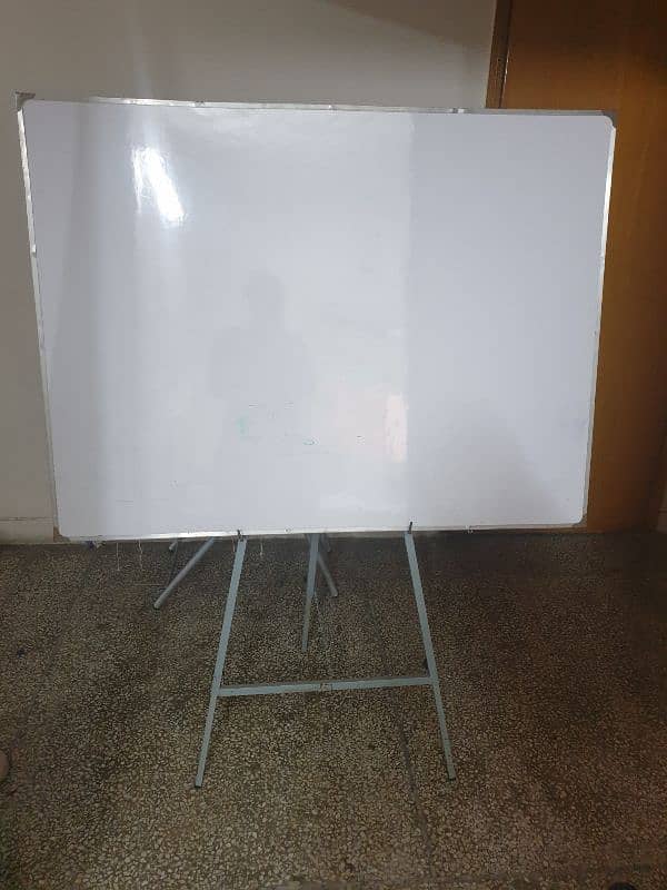 white board with stand 0