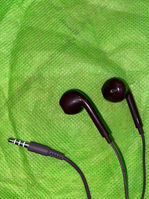 imported handfree for gaming, good bass, good quality mic, 1