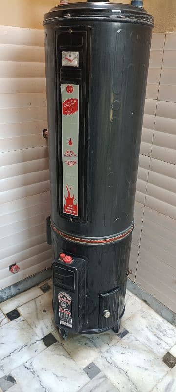 Geyser FOR SALE (NEAT AND CLEAN) 35 liter 4